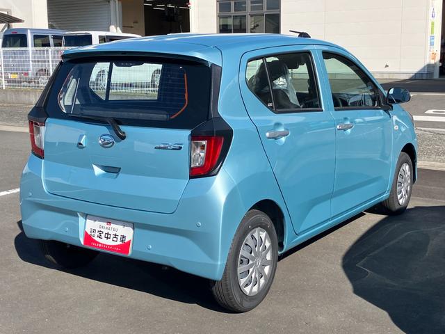 ミライース Ｌ　ＳＡＩＩＩ　１３インチフルホイールキャップ　マルチリフレクターハロゲンヘッドランプ　可倒式ドアミラー　自発光式デジタルメーターアンバーイルミネーションメーター　マニュアルエアコン（ダイヤル式）　キーレスエントリー（5枚目）