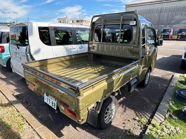 ハイゼットトラック ジャンボＳＡＩＩＩｔ　２ＷＤ　４ＡＴ　シートスライド＆リクライニング機構　荷台ステップ　オーバーヘッドシェルフ　マニュアルエアコン（5枚目）