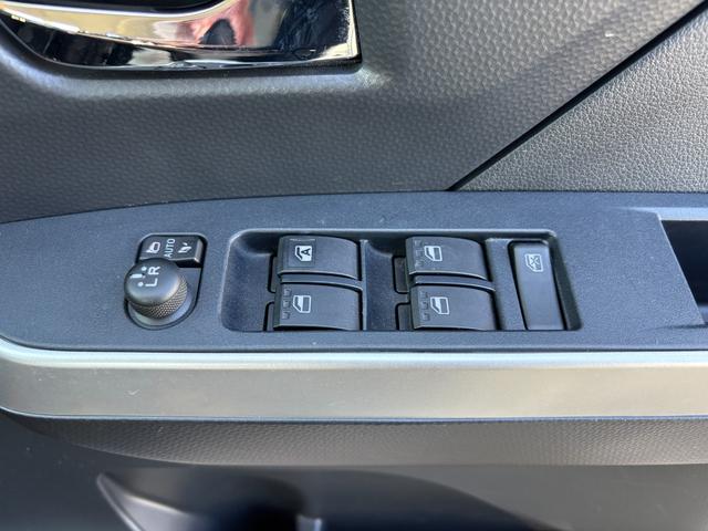 トール Ｇ　リミテッド　ＳＡＩＩＩ　キーフリーシステム　プッシュボタンスタート　オートエアコン（プッシュ式）　両側パワースライドドア　マルチインフォメーションディスプレイ（28枚目）