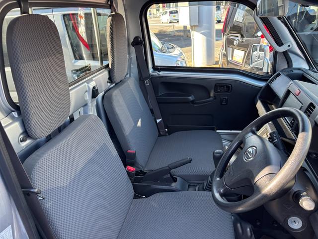 ハイゼットトラック エクストラＳＡＩＩＩｔ　２ＷＤ　ＭＴ　キーフリーシステム　マニュアルエアコン　パワーステアリング　パワーウィンドウ　ＵＶカットガラス　ハロゲンヘッドライト（28枚目）