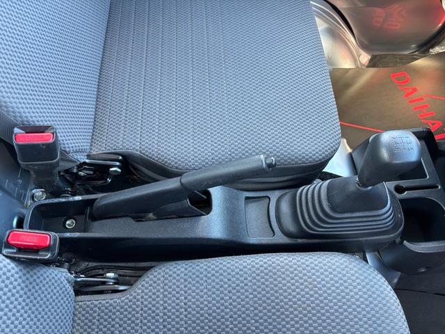 ハイゼットトラック エクストラＳＡＩＩＩｔ　２ＷＤ　ＭＴ　キーフリーシステム　マニュアルエアコン　パワーステアリング　パワーウィンドウ　ＵＶカットガラス　ハロゲンヘッドライト（29枚目）