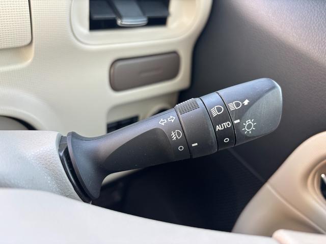 ムーヴキャンバス ＧメイクアップＶＳ　ＳＡＩＩＩ　１４インチフルホイールキャップ　ＬＥＤヘッドランプ　キーフリーシステム　両側パワースライドドア　オートエアコン（プッシュ式）　オートライト　置きラクボックス（16枚目）