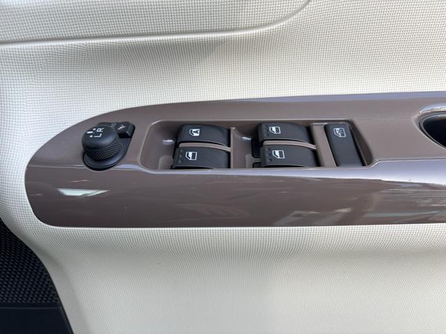 ムーヴキャンバス ＧメイクアップＶＳ　ＳＡＩＩＩ　１４インチフルホイールキャップ　ＬＥＤヘッドランプ　キーフリーシステム　両側パワースライドドア　オートエアコン（プッシュ式）　オートライト　置きラクボックス（24枚目）