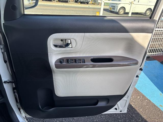 ムーヴキャンバス ＧメイクアップＶＳ　ＳＡＩＩＩ　１４インチフルホイールキャップ　ＬＥＤヘッドランプ　キーフリーシステム　両側パワースライドドア　オートエアコン（プッシュ式）　オートライト　置きラクボックス（25枚目）