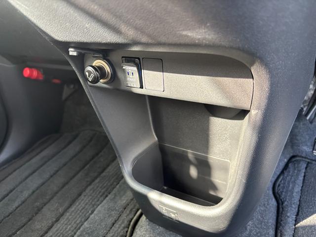 ムーヴキャンバス ＧメイクアップＶＳ　ＳＡＩＩＩ　１４インチフルホイールキャップ　ＬＥＤヘッドランプ　キーフリーシステム　両側パワースライドドア　オートエアコン（プッシュ式）　オートライト　置きラクボックス（28枚目）