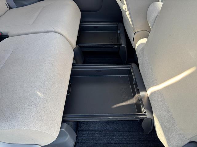 ムーヴキャンバス ＧメイクアップＶＳ　ＳＡＩＩＩ　１４インチフルホイールキャップ　ＬＥＤヘッドランプ　キーフリーシステム　両側パワースライドドア　オートエアコン（プッシュ式）　オートライト　置きラクボックス（37枚目）