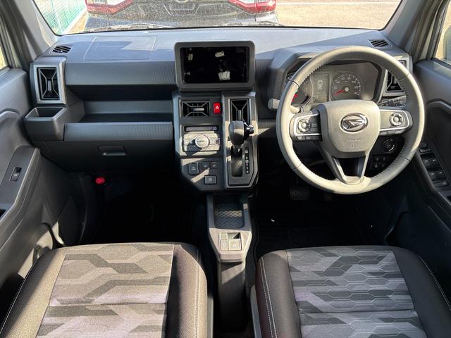 タフト Ｇ　ダーククロムベンチャー　メッキドアアウターハンドル　１５インチアルミホイール　オートレベリング機能付フルＬＥＤヘッドランプ　ＬＥＤフォグランプ　本革巻ステアリングホイール　本革巻インパネセンターシフト（13枚目）