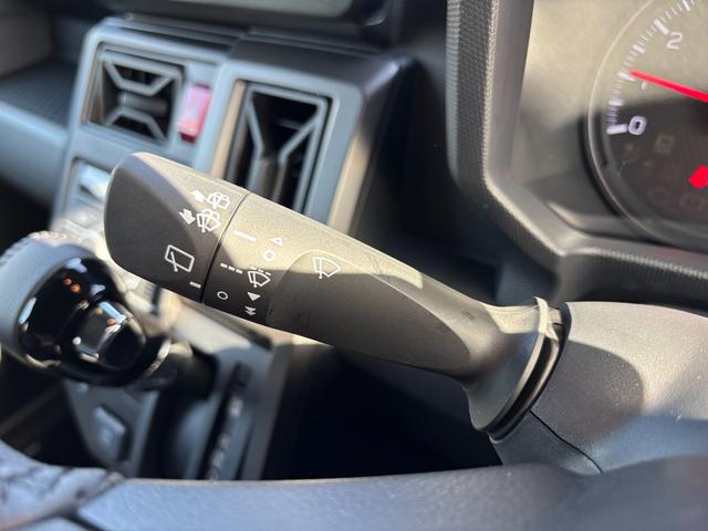 タフト Ｇ　ダーククロムベンチャー　メッキドアアウターハンドル　１５インチアルミホイール　オートレベリング機能付フルＬＥＤヘッドランプ　ＬＥＤフォグランプ　本革巻ステアリングホイール　本革巻インパネセンターシフト（19枚目）