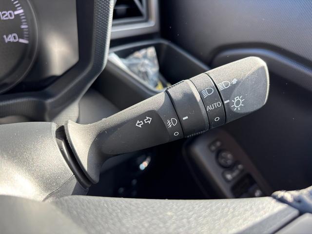 タフト Ｇ　ダーククロムベンチャー　メッキドアアウターハンドル　１５インチアルミホイール　オートレベリング機能付フルＬＥＤヘッドランプ　ＬＥＤフォグランプ　本革巻ステアリングホイール　本革巻インパネセンターシフト（20枚目）