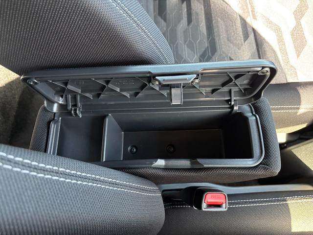 タフト Ｇ　ダーククロムベンチャー　メッキドアアウターハンドル　１５インチアルミホイール　オートレベリング機能付フルＬＥＤヘッドランプ　ＬＥＤフォグランプ　本革巻ステアリングホイール　本革巻インパネセンターシフト（32枚目）