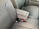 長時間運転しても疲れないシートです。運転席にはアームレスト装備で快適です。