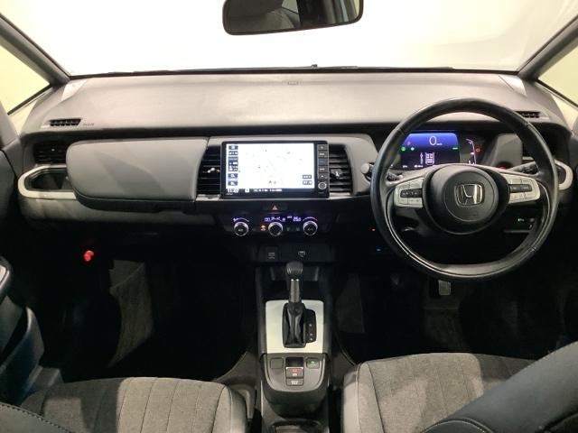 フィット ｅ：ＨＥＶホーム　ＨＳＥＮＳＩＮＧ最長５年保証ワンオ－ナ－　前後誤発進抑制機能　助手席エアバッグ　運転席エアバッグ　１オナ　ＬＥＤライト　ＵＳＢ接続　バックカメラ　ＡＢＳ　サイドエアバッグ　オートクルーズコントロール（8枚目）