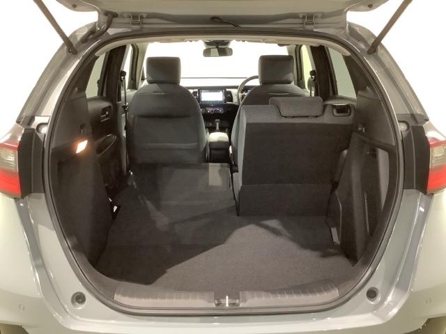 フィット ｅ：ＨＥＶＲＳ　Ｈ　ＳＥＮＳＩＮＧ　新車保証　試乗車　ワンオ－ナ－　ナビＶＸＭ－２４５ＺＦＥｉ　ＴＶ　Ｒカメラ　ＢＴオ－ディオ　ＥＴＣ　ＬＥＤライト　ＶＳＡ　クルコン　アルミ　スマ－トキ－　スペアキ－　盗難防止装置（39枚目）