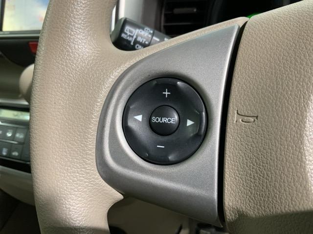 �X�e�A�����O�ɃI�[�f�B�I����X�C�b�`���t���Ă��܂��B�I�[�f�B�I��ʂɒ��ڃ^�b�`���Ȃ��Ă����삪�o���܂��̂ŁA�^�]�ɏW���ł��܂��B