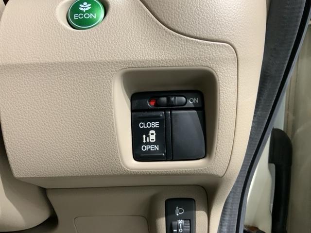 �p���[�X���C�h�h�A���t���Ă��܂��B�����^�b�`�ŊȒP�ɂ��q�l�ł��A���N���̕��ł��A�J�ł��܂�����ƂĂ��֗��ł��B�L�[���X��ԓ��X�C�b�`�ł������Ńh�A�̊J���ł��܂��B