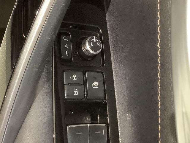 �������ԏ�ŕ֗��ȓd���i�[�h�A�~���[���t���Ă��܂��B