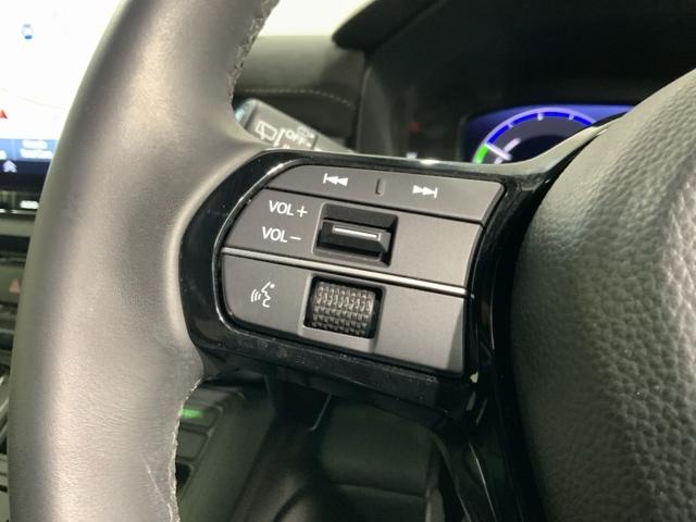 �X�e�A�����O�ɃI�[�f�B�I����X�C�b�`���t���Ă��܂��B�I�[�f�B�I��ʂɒ��ڃ^�b�`���Ȃ��Ă����삪�o���܂��̂ŁA�^�]�ɏW���ł��܂��B