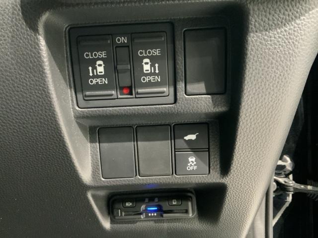 ���E�����p���[�X���C�h�h�A���t���Ă��܂��B�����^�b�`�ŊȒP�ɂ��q�l�ł��A���N���̕��ł��A�J�ł��܂�����ƂĂ��֗��ł��B�L�[���X��ԓ��X�C�b�`�ł������Ńh�A�̊J���ł��܂��B