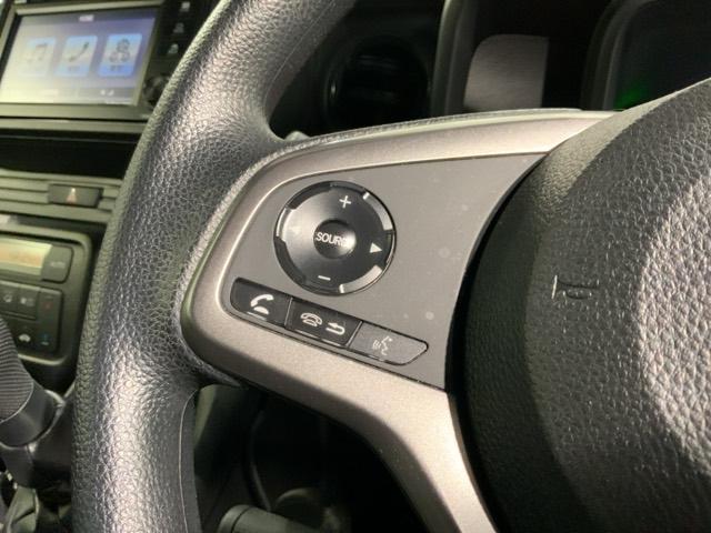 �X�e�A�����O�ɃI�[�f�B�I����X�C�b�`���t���Ă��܂��B�I�[�f�B�I��ʂɒ��ڃ^�b�`���Ȃ��Ă����삪�o���܂��̂ŁA�^�]�ɏW���ł��܂��B