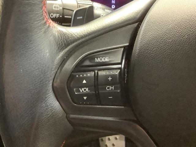 �X�e�A�����O�ɃI�[�f�B�I����X�C�b�`���t���Ă��܂��B�I�[�f�B�I��ʂɒ��ڃ^�b�`���Ȃ��Ă����삪�o���܂��̂ŁA�^�]�ɏW���ł��܂��B