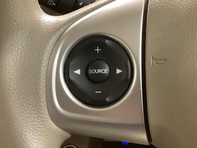 �X�e�A�����O�ɃI�[�f�B�I����X�C�b�`���t���Ă��܂��B�I�[�f�B�I��ʂɒ��ڃ^�b�`���Ȃ��Ă����삪�o���܂��̂ŁA�^�]�ɏW���ł��܂��B