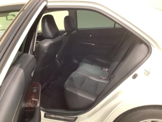 カムリ ハイブリッドレザーパッケージ　革シ－ト　１年保証　純正ナビ　ＴＶ　Ｒカメラ　ＣＤ録音　ＢＴオ－ディオ　ＤＶＤ　衝突軽減Ｂ　ＥＴＣ　ＨＩＤ　横滑り防止　シ－トヒ－タ－　電動シ－ト　クルコン　アルミ　スマ－トキ－　盗難防止装置　ＡＡＣ（32枚目）