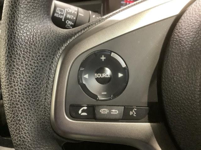 �X�e�A�����O�ɃI�[�f�B�I����X�C�b�`���t���Ă��܂��B�I�[�f�B�I��ʂɒ��ڃ^�b�`���Ȃ��Ă����삪�o���܂��̂ŁA�^�]�ɏW���ł��܂��B