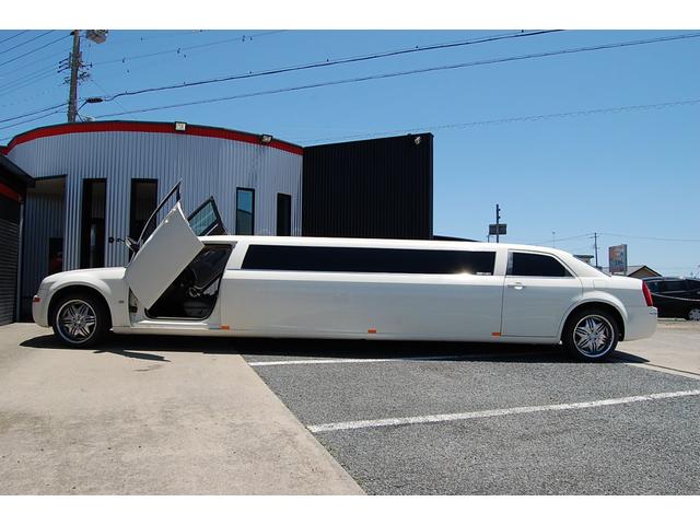 クライスラー クライスラー ３００ｃ ３００ リムジン １２０インチ 全長８ ６ｍ ガルウィング ８名乗りの中古車 車体価格250万円 10 平成22 年式 走行走不明キロ 車体色ホワイト 静岡県浜松市西区伊左地町２７３１ １ タカｔａｃの在庫 グーネット中古車