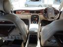 ウッドパネルで落ち着きのある車内を演出しています。