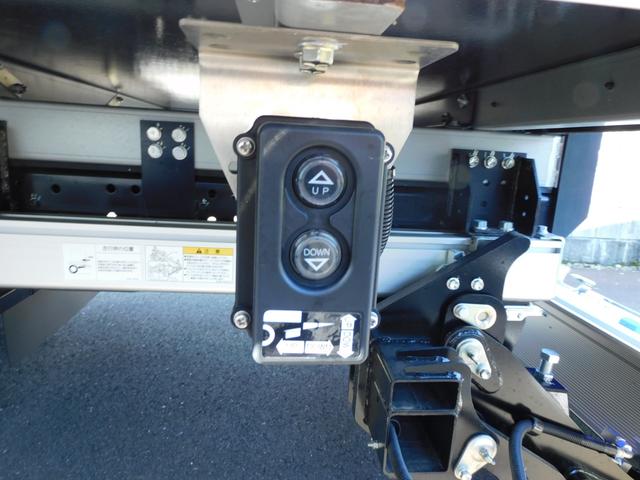 ダイナトラック 3t冷蔵冷凍車格納ゲート(12枚目)