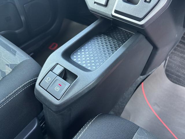 タフト G クロムベンチャー メッキドアアウターハンドル 15インチアルミホイール オートレベリング機能付フルLEDヘッドランプ LEDフォグランプ 本革巻ステアリングホイール 本革巻インパネセンターシフト(25枚目)