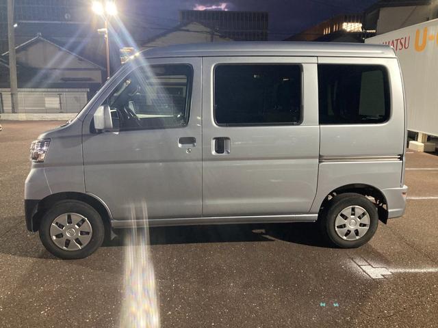 ハイゼットカーゴ クルーズＳＡＩＩＩ　４ＡＴ　電動格納式カラードドアミラー　スーパーＵＶＩＲカットガラス（フロントウィンドウ）　１２インチフルホイールキャップ　撥水フルファヴリックシート表皮　大型ＬＥＤ荷室灯　マニュアルエアコン（5枚目）