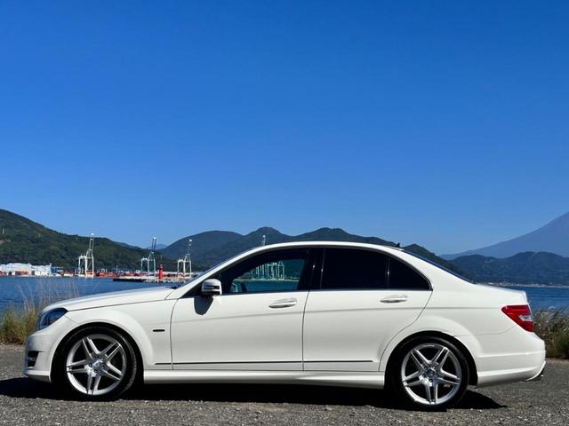 Ｃ２５０ブルーエフィシェンシーアバンギャルド　ＡＭＧスポーツパッケージ　純正ナビ　フルレザーシート　シートヒーター　１８インチＡＭＧアルミ　プッシュスタート　バックカメラ(11枚目)