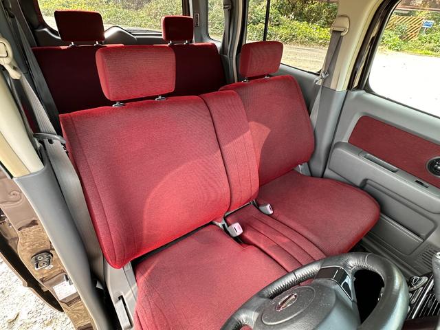 ベンチシートで広々とした空間があります