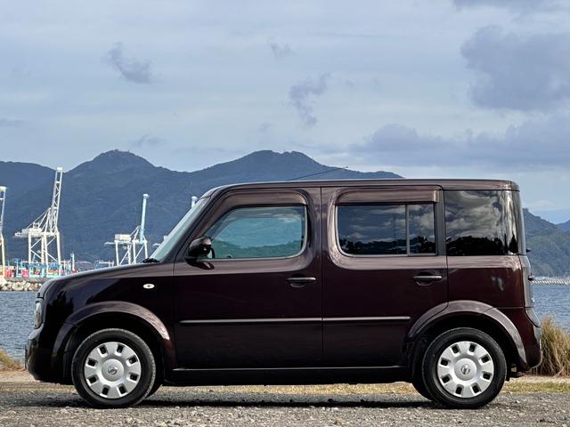 助手席側からのサイドビュー。全長は３７３０ｍｍという短さで、非常に取り回しが良い。