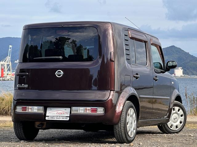 トランクのドアは横開き。運転席側Ｃピラーはその柱になっている。