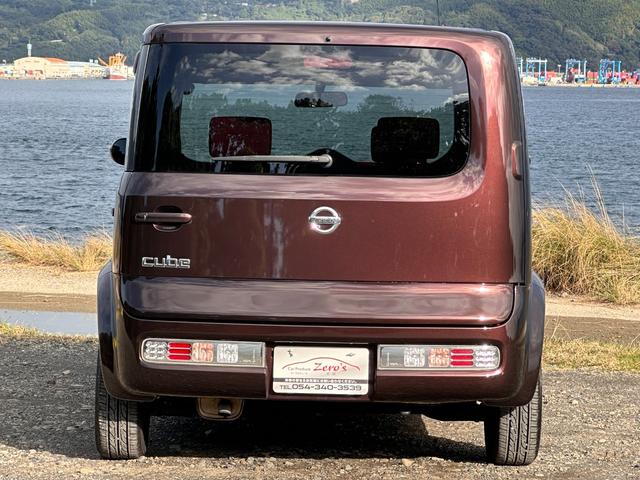 左右非対称のデザインが面白いですね。