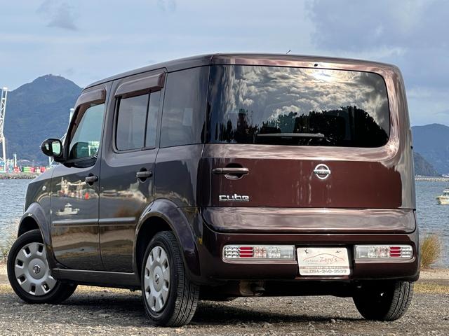 反対側（助手席側）後方はこのようにちゃんと開けられており、かつリアハッチのガラスにかけて連続したガラス処理がされているので、後部座席ドアガラスから１つに繋がっているようなデザインに見える。