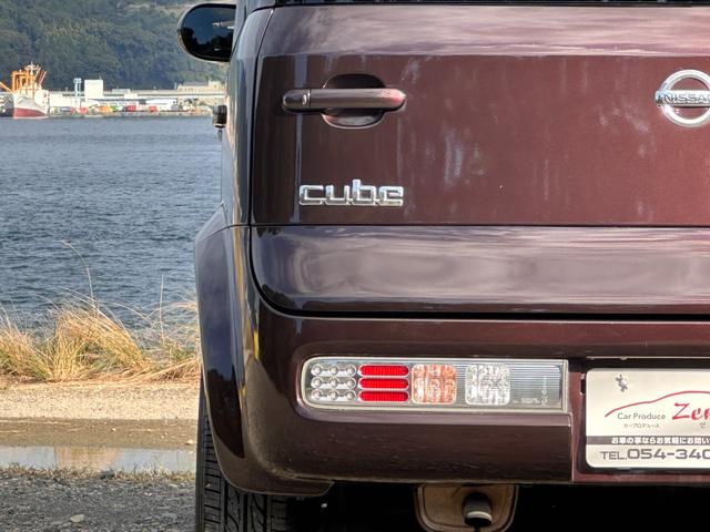 バンパーに収められた横一文字のテールランプが目を引く。