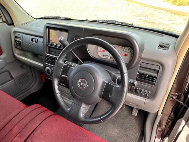 コラムシフトのミッションは、滑らかな加速と燃費向上を実現するエクストロニックＣＶＴの組み合わせとなる。