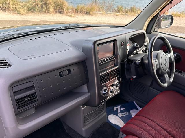 ナビのスペースの下にエアコン吹き出し口、エアコンの操作パネルと続いている。