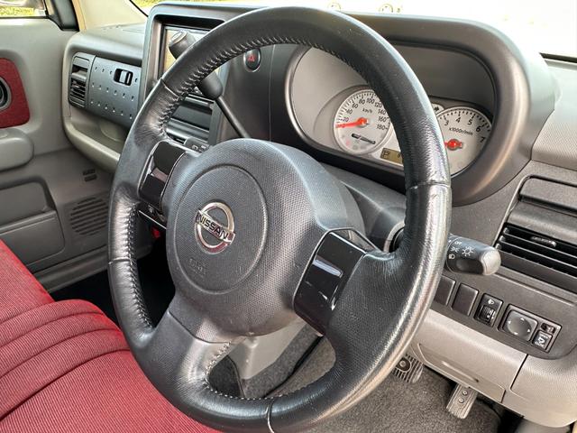 ステアリングも革巻きステアリングで高級感あります。