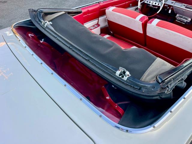 シボレーインパラ 　１９６１ｙモデル　コンバーチブル　２Ｐ４Ｂ　デイトンワイヤー　幌張替済（20枚目）
