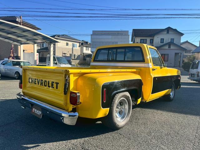 シボレーＣ－１０ ステップサイド　３５０エンジン　ウッドデッキ　ホーリーキャブ　ローダウン　クーラー　パワステ（2枚目）