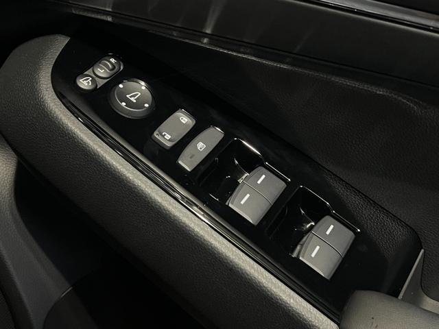 ヴェゼル ｅ：ＨＥＶＺ　保証付き２年　衝突回避支援ブレーキ機能　スマキ　Ｐトランク　フルオートエアコン　エアバッグ　両席エアバック　Ｒカメ　記録簿付　パワーウィンドウ　ＬＥＤランプ　クルーズＣ　ナビ＆ＴＶ　キーレスエントリー（24枚目）