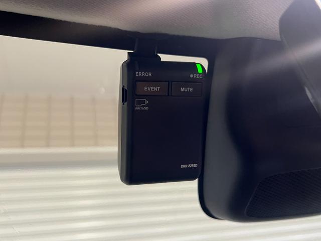 ヴェゼル ｅ：ＨＥＶＺ　保証付き２年　衝突回避支援ブレーキ機能　スマキ　Ｐトランク　フルオートエアコン　エアバッグ　両席エアバック　Ｒカメ　記録簿付　パワーウィンドウ　ＬＥＤランプ　クルーズＣ　ナビ＆ＴＶ　キーレスエントリー（40枚目）