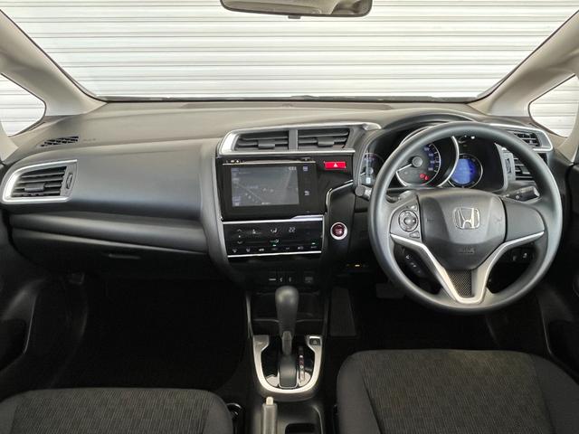 フィット １３Ｇ・Ｆパッケージ　保証付き１年　イモビ　ＤＶＤ再生可能　スマ－トキ－　記録簿有り　ＶＳＡ　ＥＴＣ付き　助手席エアバッグ　Ｒカメラ　オートエアコン　ＵＳＢ接続　エアバック　ＰＳ　キ－フリ－　１セグ　ＰＷ　ＡＢＳ　ＴＶナビ（5枚目）