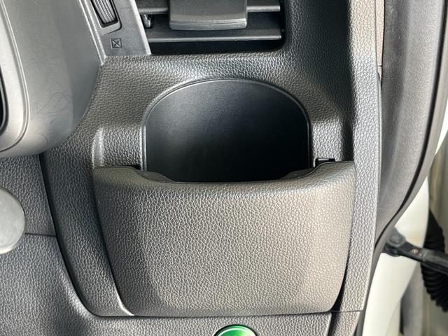 フィット １３Ｇ・Ｆパッケージ　保証付き１年　イモビ　ＤＶＤ再生可能　スマ－トキ－　記録簿有り　ＶＳＡ　ＥＴＣ付き　助手席エアバッグ　Ｒカメラ　オートエアコン　ＵＳＢ接続　エアバック　ＰＳ　キ－フリ－　１セグ　ＰＷ　ＡＢＳ　ＴＶナビ（13枚目）