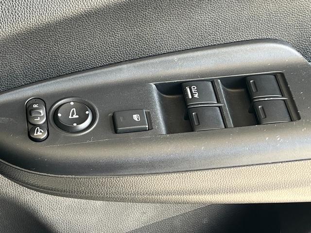 フィット １３Ｇ・Ｆパッケージ　保証付き１年　イモビ　ＤＶＤ再生可能　スマ－トキ－　記録簿有り　ＶＳＡ　ＥＴＣ付き　助手席エアバッグ　Ｒカメラ　オートエアコン　ＵＳＢ接続　エアバック　ＰＳ　キ－フリ－　１セグ　ＰＷ　ＡＢＳ　ＴＶナビ（16枚目）