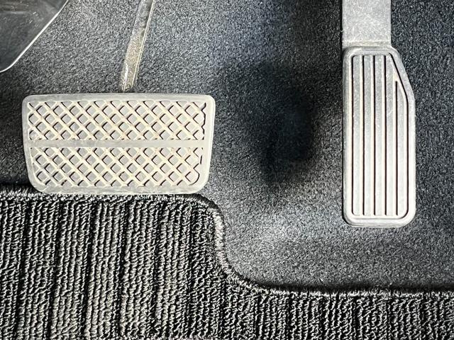 フィット １３Ｇ・Ｆパッケージ　保証付き１年　イモビ　ＤＶＤ再生可能　スマ－トキ－　記録簿有り　ＶＳＡ　ＥＴＣ付き　助手席エアバッグ　Ｒカメラ　オートエアコン　ＵＳＢ接続　エアバック　ＰＳ　キ－フリ－　１セグ　ＰＷ　ＡＢＳ　ＴＶナビ（17枚目）